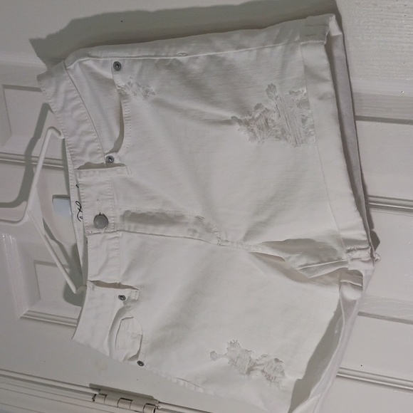 Universal Thread Shorts With Ripped Details - Picture 3 of 4